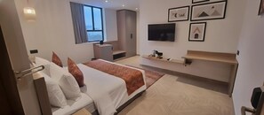 Habitación de lujo, vista a la ciudad | Escritorio, espacio para trabajar con laptop y cortinas blackout