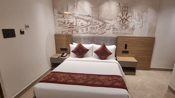 Premium Room | Desk, laptop workspace, blackout drapes, soundproofing