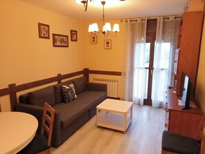 Apartamento estándar, 2 habitaciones | Zona de estar | Una televisión