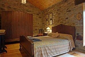 3 عدّة غرف نوم ومكواة/لوح كي وملاءات أسرّة