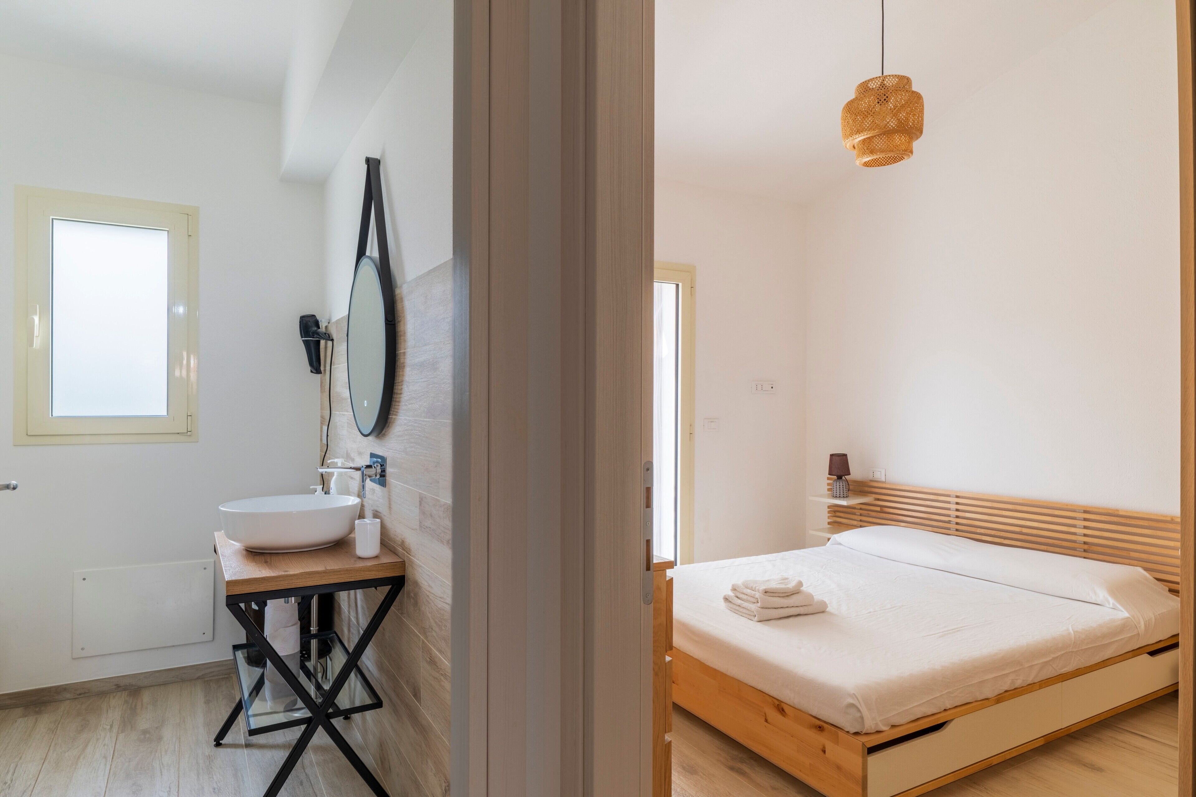 3 habitaciones, tabla de planchar con plancha, wifi y ropa de cama 