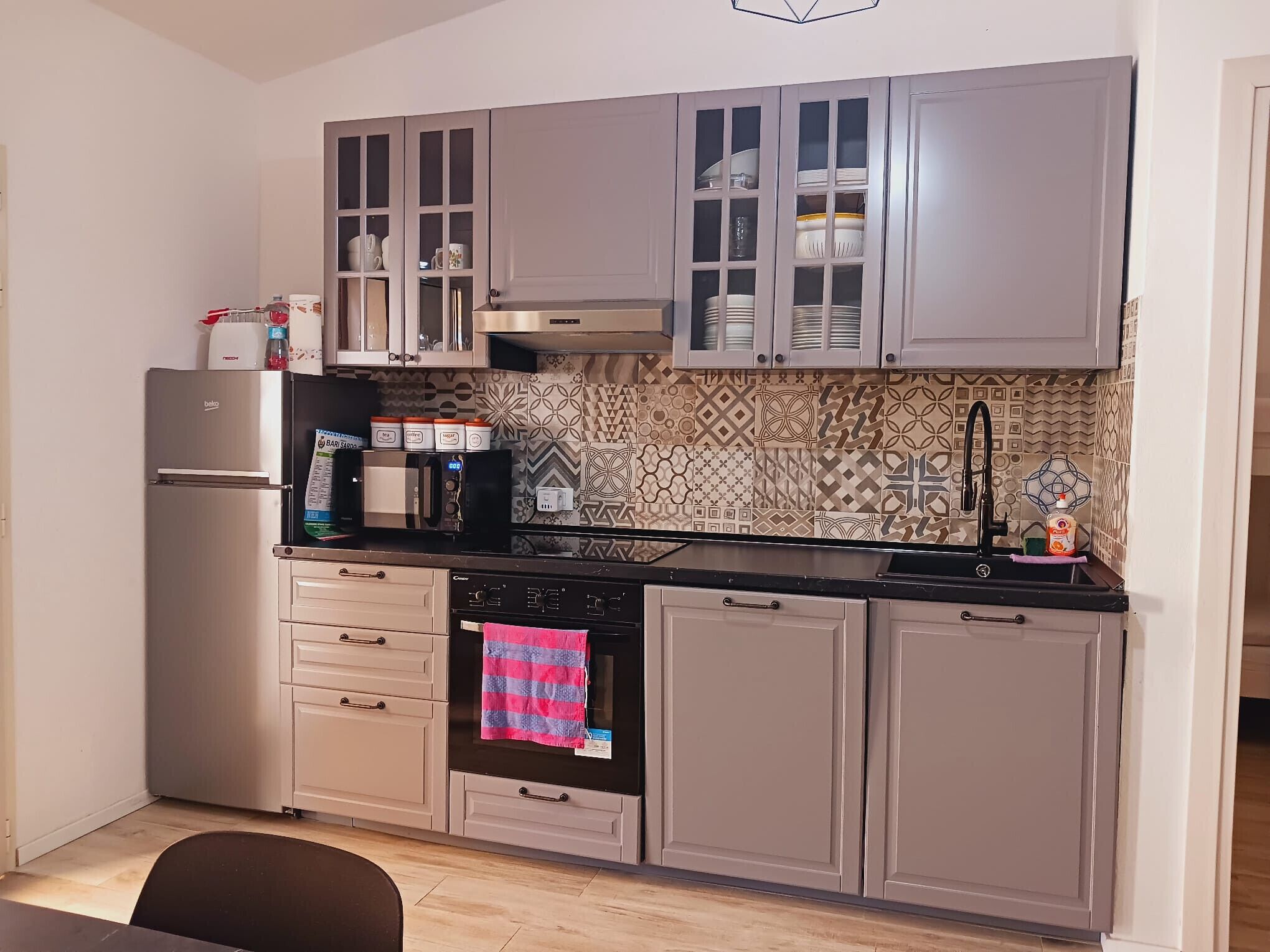 Kühlschrank, Mikrowelle, Ofen, Herdplatte