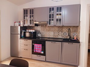 Kühlschrank, Mikrowelle, Ofen, Herdplatte