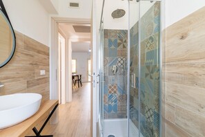 Chuveiro, secador de cabelo, toalhas de banho 