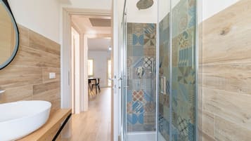 Douche, sèche-cheveux, serviettes fournies