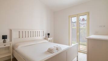 3 habitaciones, tabla de planchar con plancha, wifi y ropa de cama