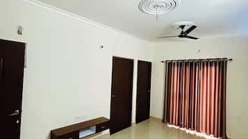 Room, Balcony | Free WiFi