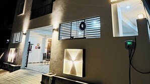 Um edifício com uma placa que diz "BK HOME STAY".
