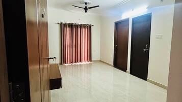 Room, Balcony | Free WiFi
