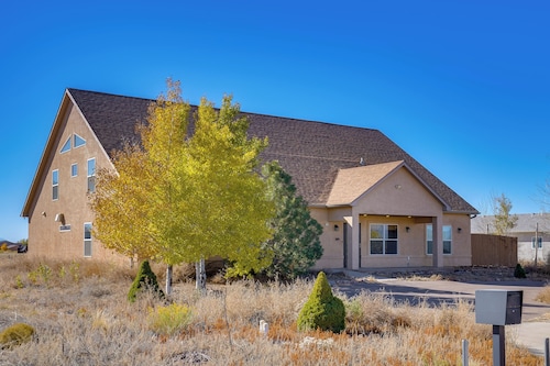 Huge Kitchen & Open Interior: Pueblo Group Getaway