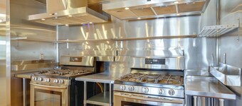 Huge Kitchen & Open Interior: Pueblo Group Getaway