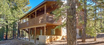 Luxe Cabin w/ Game Room: Near Zion Natl Park!