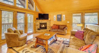 Private Hot Tub! Pet-friendly Cabin 4 Mi to Gsmnp