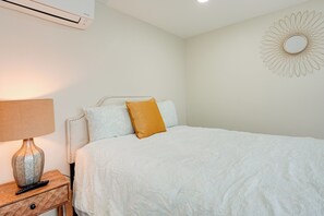 Apartment (0 Bedroom) | Interior - Shop, Sip & Explore: Couple's Retreat in Oakland! (Oakland)