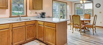 Dirt Road Digs - Quiet Home in Lakeville!