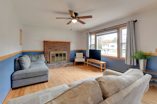 15 Mi to Cochran's Ski Area: Cozy Home w/ Yard!