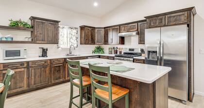 Hike & Ski! Home w/ Dog-friendly Yard in Eagar