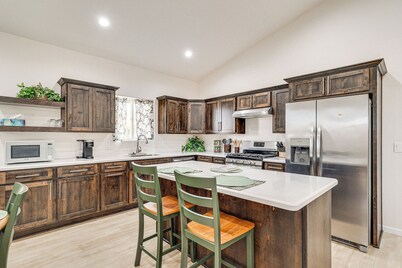 Hike & Ski! Home w/ Dog-friendly Yard in Eagar