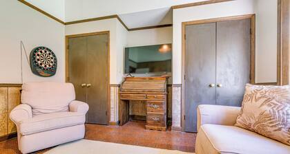 Relaxing Cabin Retreat w/ Games! Louisbug Hideaway