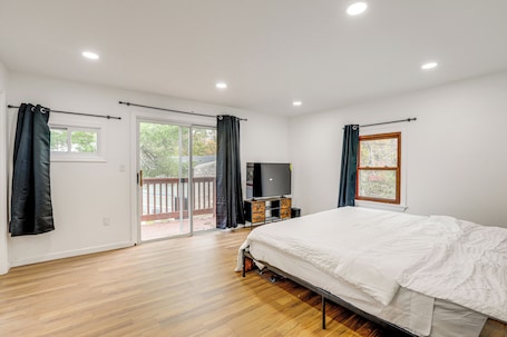 House (3 Bedrooms) | Interior. Updated Getaway w/ Sauna & Yard in Bloomsbury!