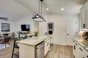 Interior - Coastal Convenience! Mt Pleasant Gem 2 Mi to Ocean (Mount Pleasant)