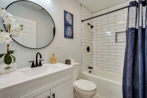 House (3 Bedrooms) | Interior - Coastal Convenience! Mt Pleasant Gem 2 Mi to Ocean (Mount Pleasant)