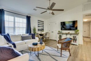 Interior - Coastal Convenience! Mt Pleasant Gem 2 Mi to Ocean (Mount Pleasant)