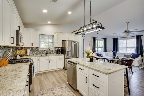 Coastal Convenience! Mt Pleasant Gem 2 Mi to Ocean