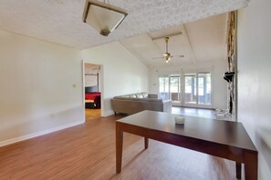 Interior - 3 Mi to Afb: Wfh-friendly Hub in Warner Robins! (Warner Robins)