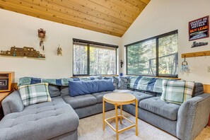 House (3 Bedrooms) | Interior - 1 Mi to Skiing! Cabin Hideaway on June Lake Loop (June Lake)