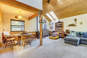 House (3 Bedrooms) | Interior - 1 Mi to Skiing! Cabin Hideaway on June Lake Loop (June Lake)