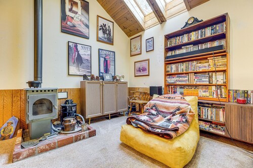 1 Mi to Skiing! Cabin Hideaway on June Lake Loop