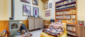 1 Mi to Skiing! Cabin Hideaway on June Lake Loop