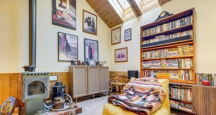 1 Mi to Skiing! Cabin Hideaway on June Lake Loop