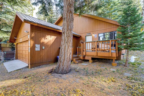 1 Mi to Skiing! Cabin Hideaway on June Lake Loop