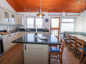 Cottage | Cucina privata | Lavastoviglie, pentole/stoviglie/utensili