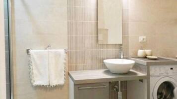 Douche, sèche-cheveux, bidet, serviettes fournies