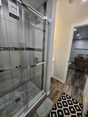 淋浴设施、毛巾、肥皂、洗发水