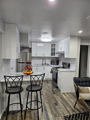 冰箱、微波炉、烤箱、炉灶