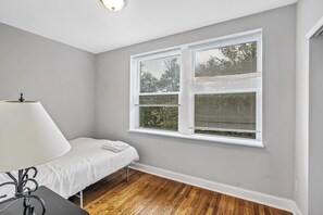 Iron/ironing board, WiFi, bed sheets