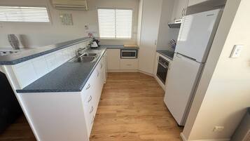 Micro-ondes, four, lave-vaisselle, grille-pain