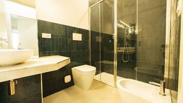 Dusche, Haartrockner, Bidet, Handtücher