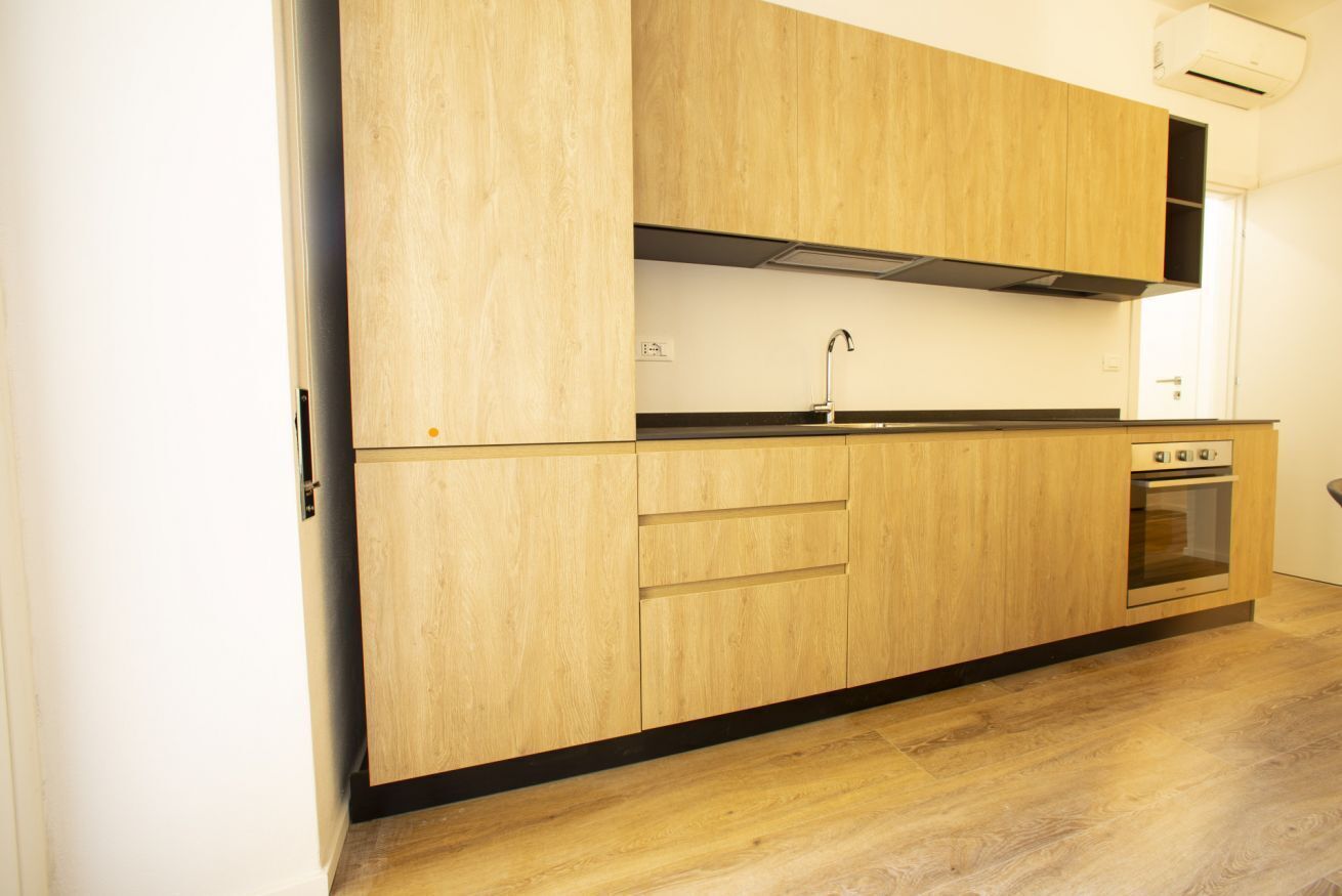 Frigorifero, lavastoviglie, pentole/stoviglie/utensili, tavolo da pranzo