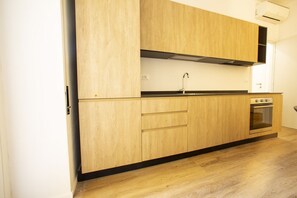 Frigorifero, lavastoviglie, pentole/stoviglie/utensili, tavolo da pranzo