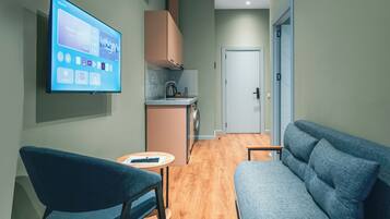 Standard-Doppelzimmer, Stadtblick | Zimmersafe, Verdunkelungsvorhänge, schallisolierte Zimmer