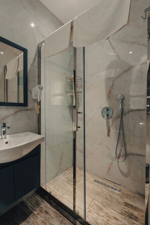 Shower, hydromassage showerhead, designer toiletries, hair dryer - Capital City Hotel (Baku)