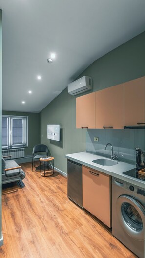 Premium bedding, pillow-top beds, minibar, in-room safe - Capital City Hotel (Baku)