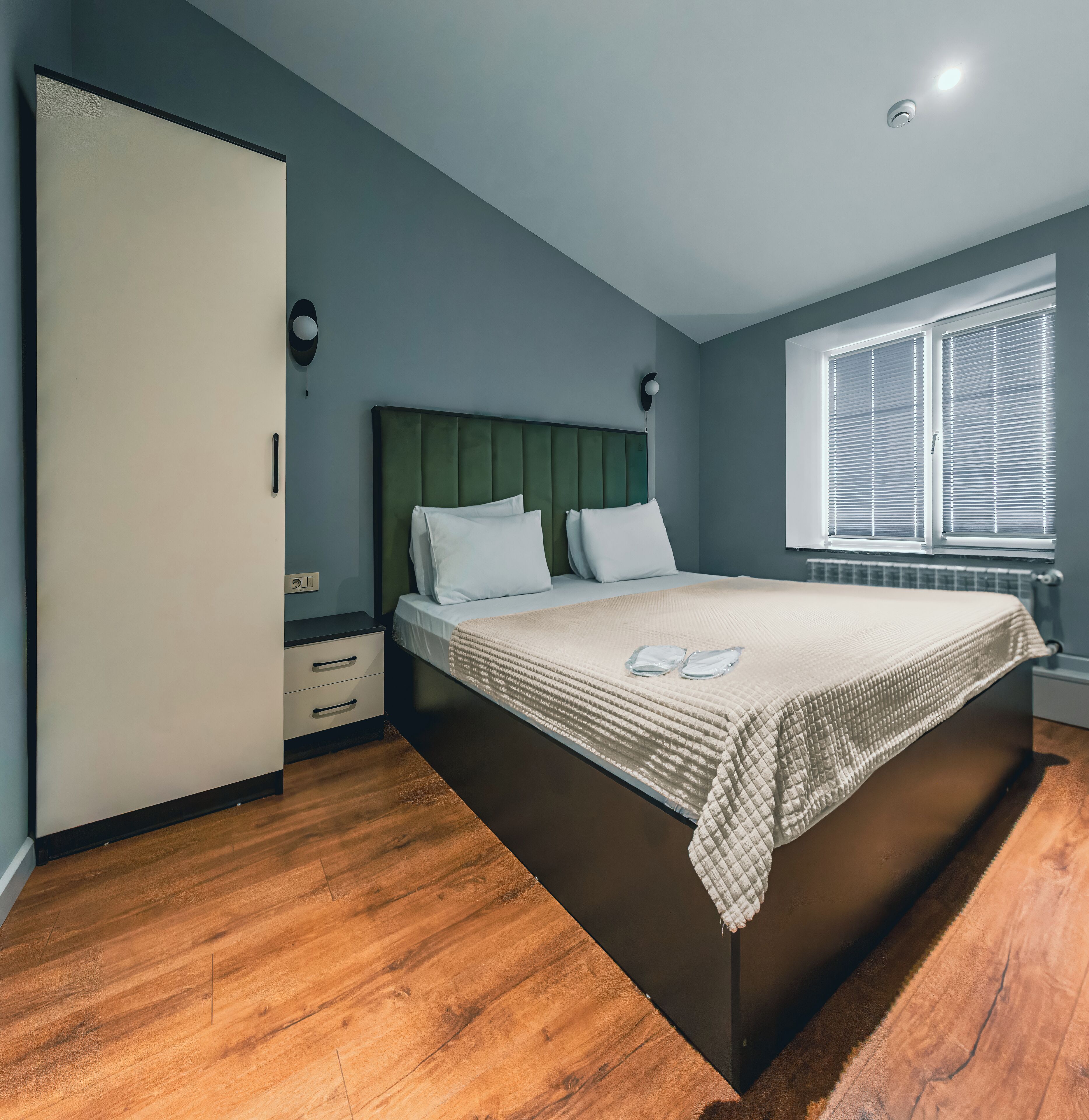 Perhehuone, 2 makuuhuonetta, keittiö, kaupunkinäköala | Näkymä sisäpihalle