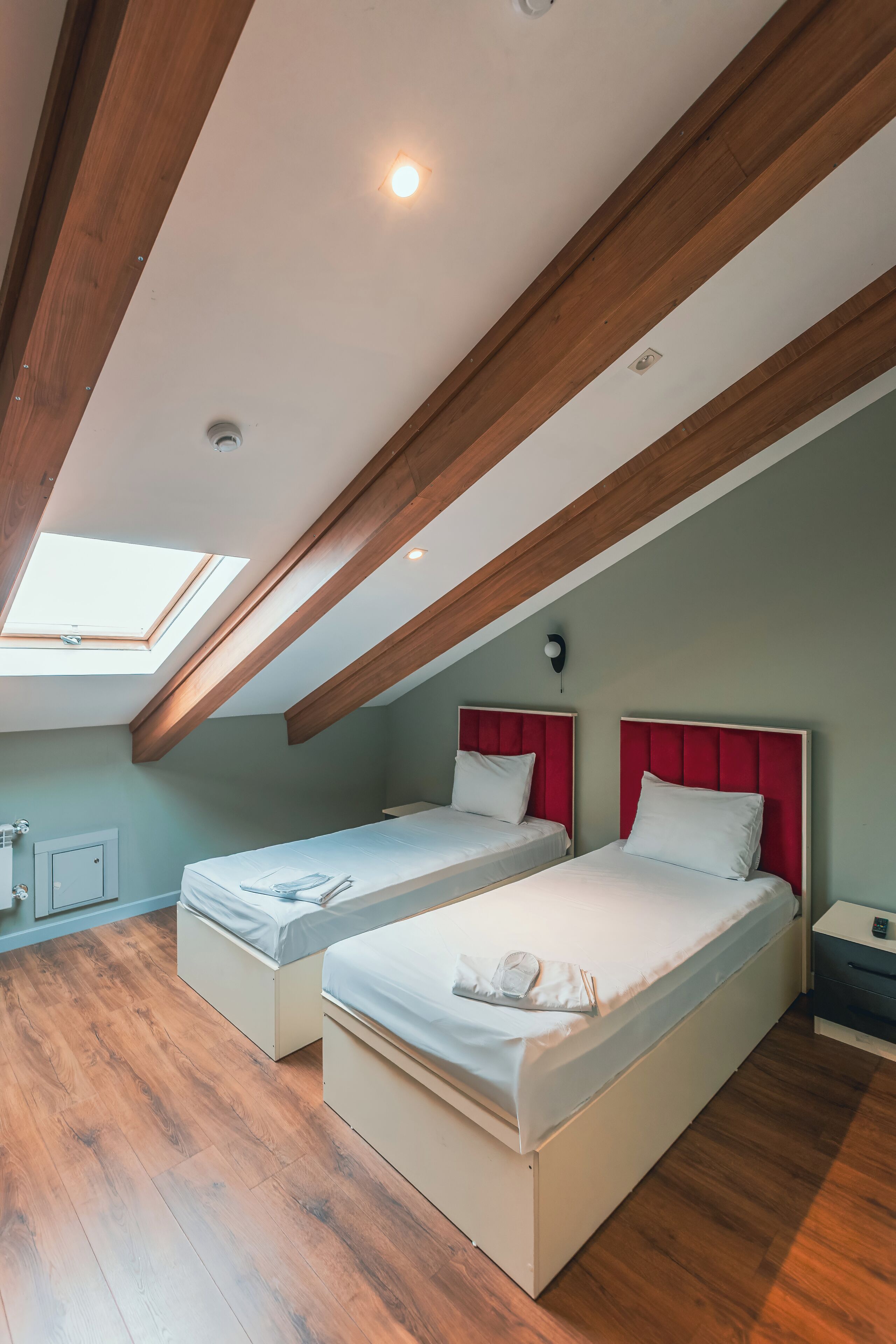 Ylelliset vuodevaatteet, pillowtop-patjalliset sängyt, minibaari