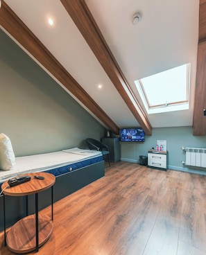 Habitación individual económica | Ropa de cama de alta calidad, colchones con acolchado adicional, minibar